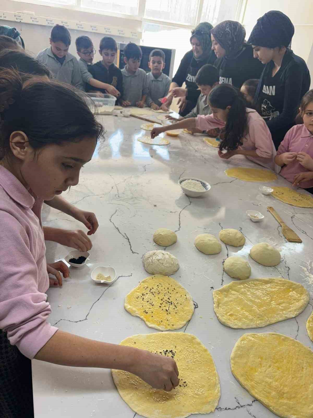 Miniklerin pişirdikleri sıcacık pideler kalpleri de ısıttı
