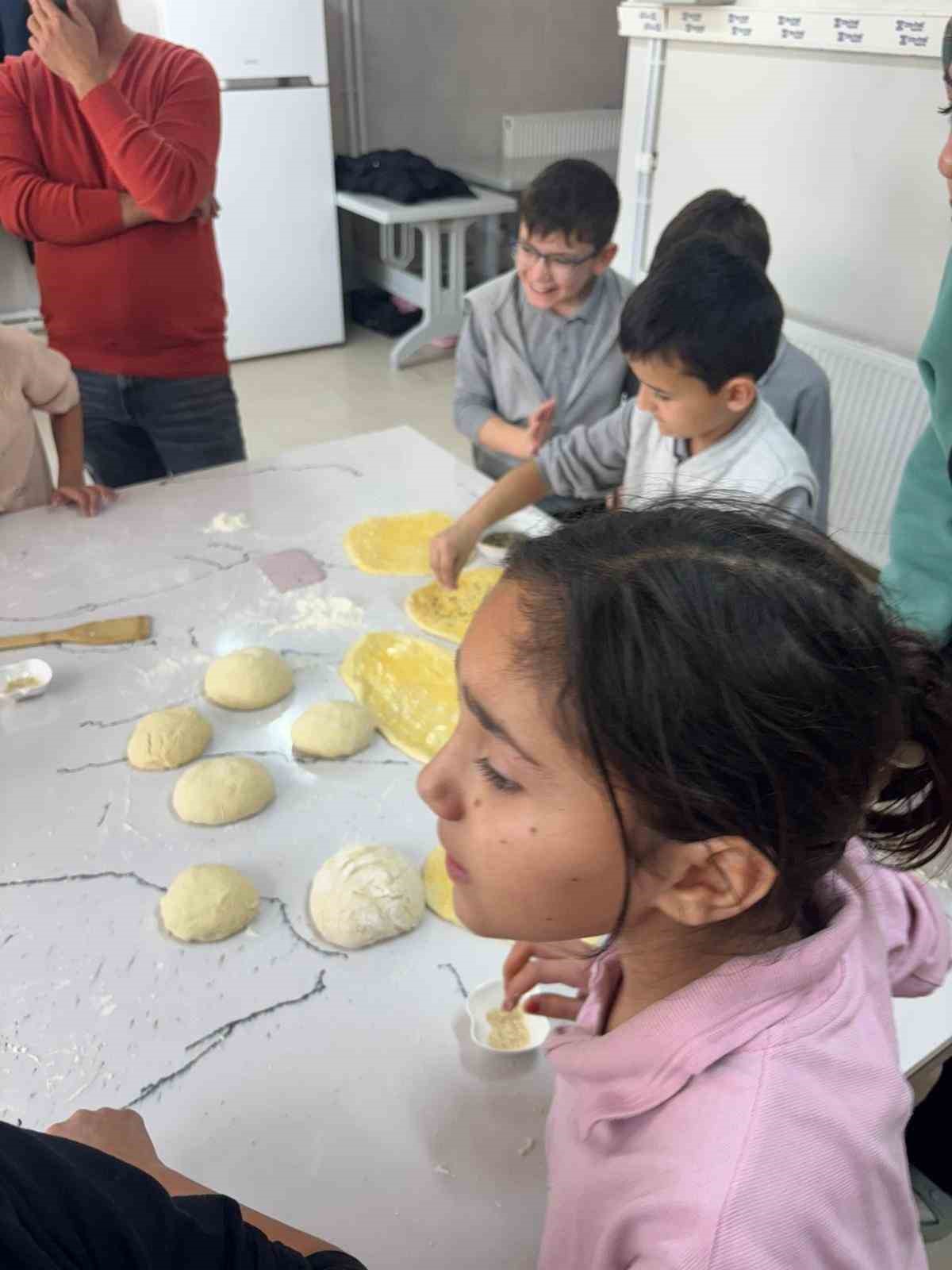 Miniklerin pişirdikleri sıcacık pideler kalpleri de ısıttı
