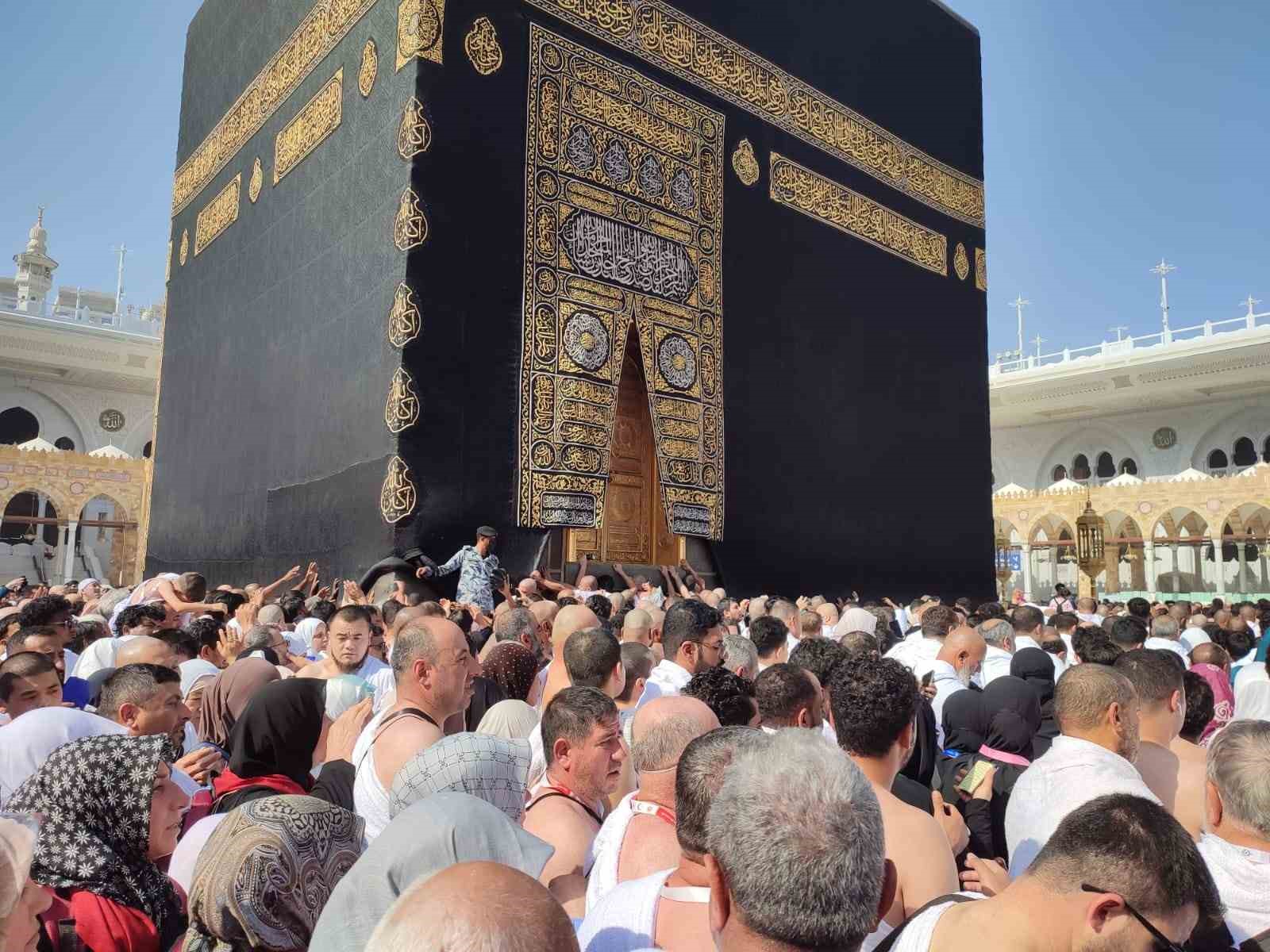 Miraç Kandilinde Kâbe’de mahşerî kalabalık
