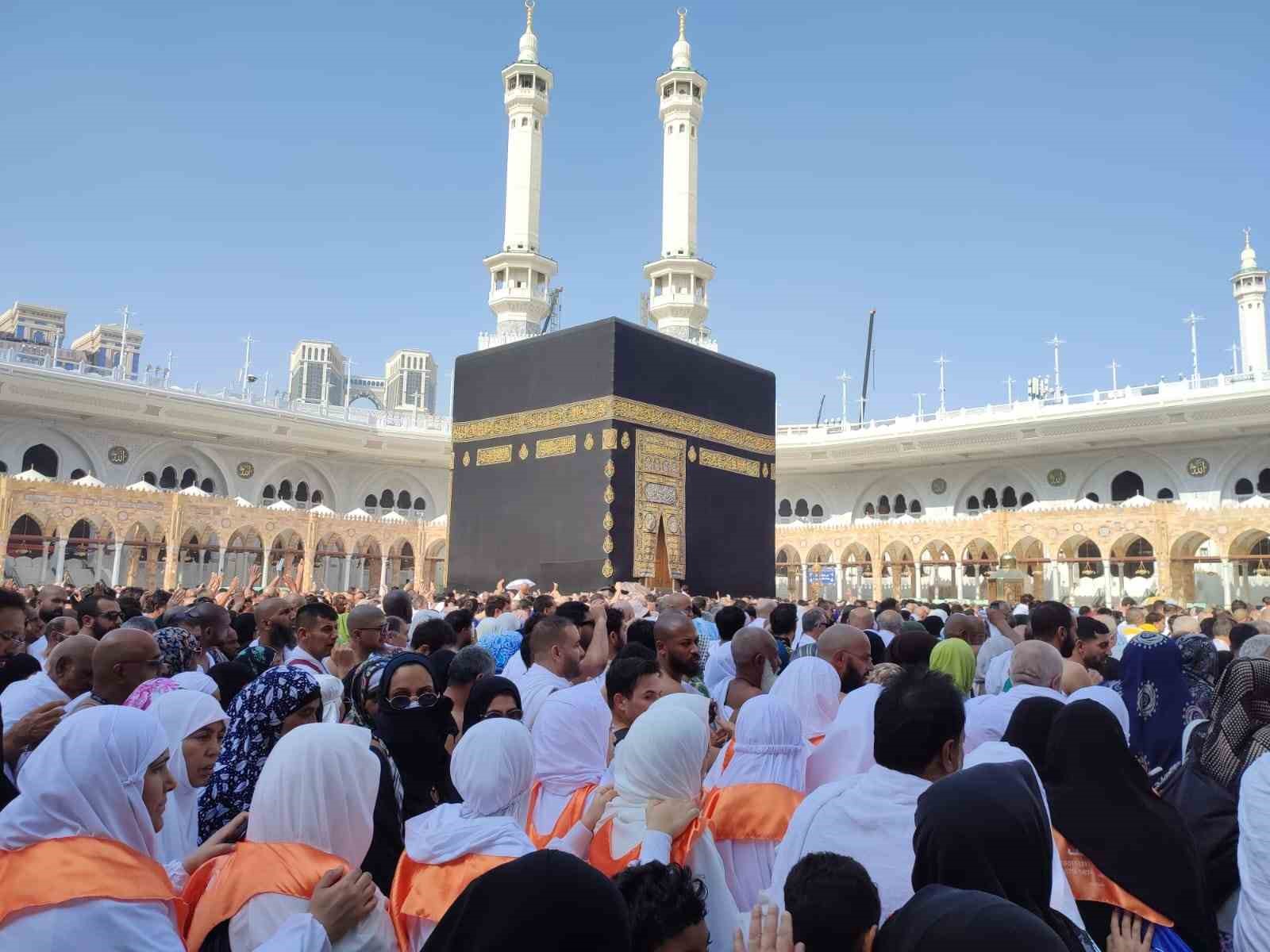 Miraç Kandilinde Kâbe’de mahşerî kalabalık
