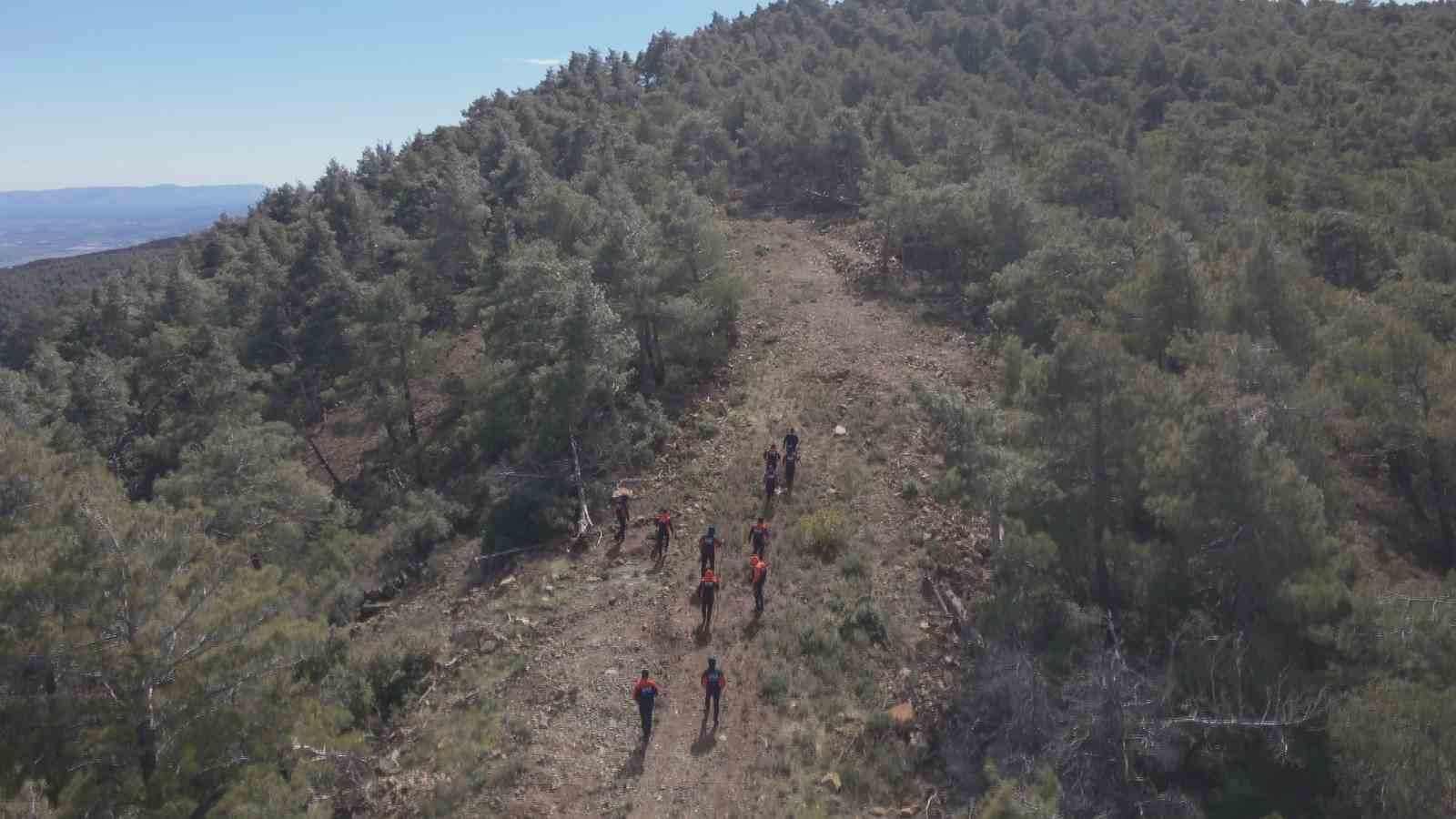 Misafirliğe geldiği evde camdan çıkarak kaybolan gencin ailesi 10 gündür evlatlarından gelecek haberi umutla bekliyor
