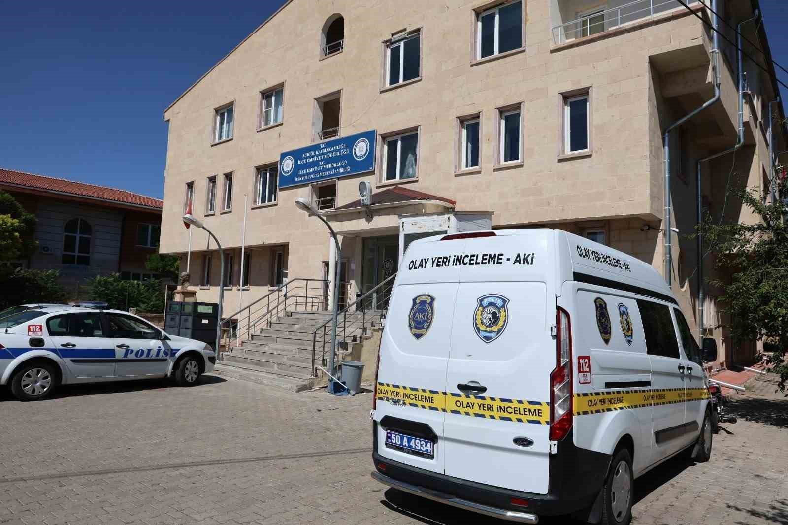 Misafirliğe giden ailenin evdeki altınları çalındı
Misafirliğe giden ailenin evdeki altınları çalındı