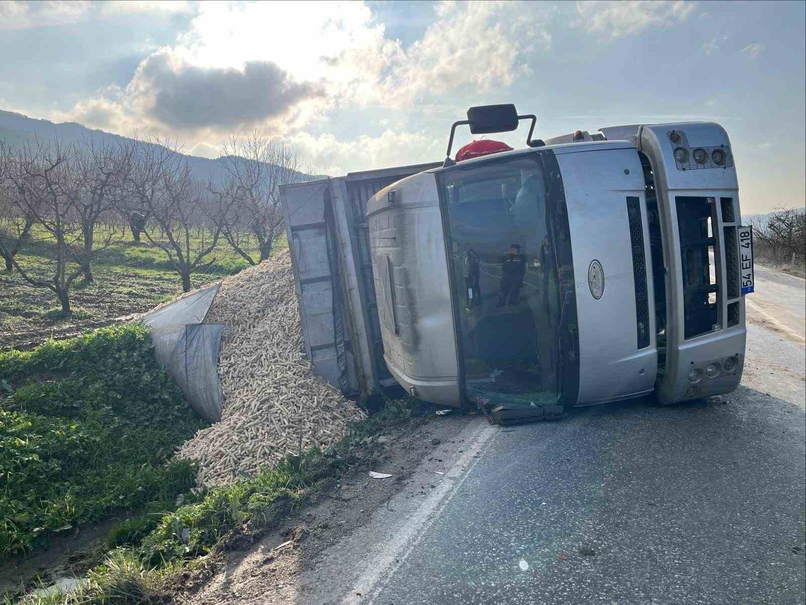 Mısır koçanı yüklü çekici devrildi: 1 yaralı
