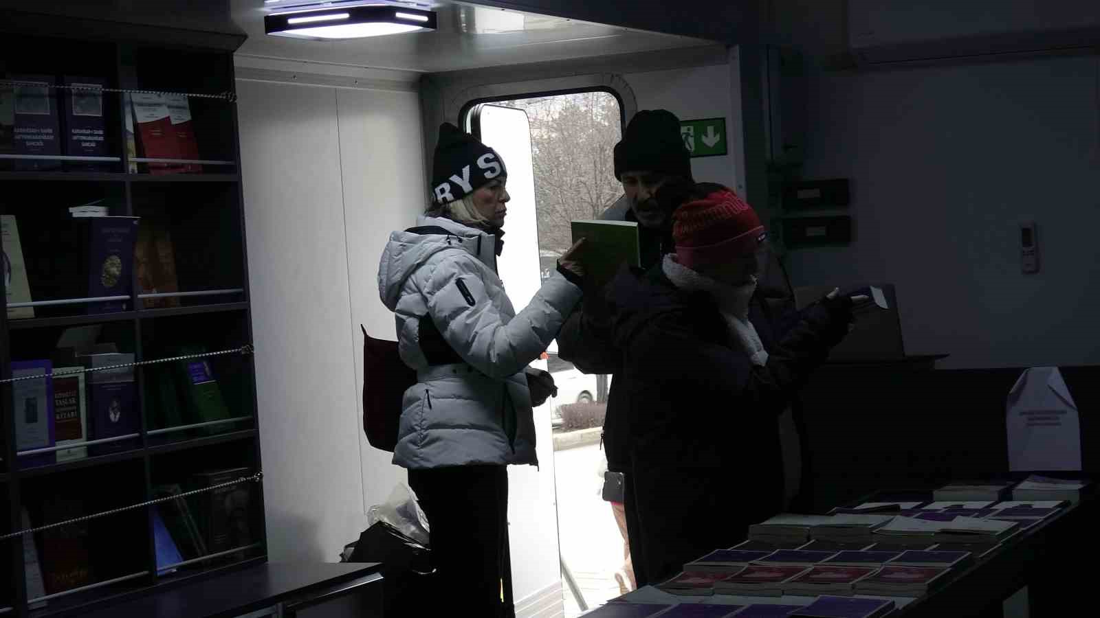 Mobil kitap mağazasına vatandaşlardan yoğun ilgi
