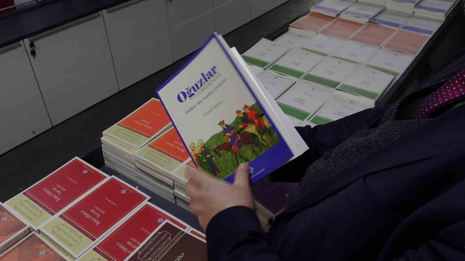 Mobil kitap mağazasına vatandaşlardan yoğun ilgi
