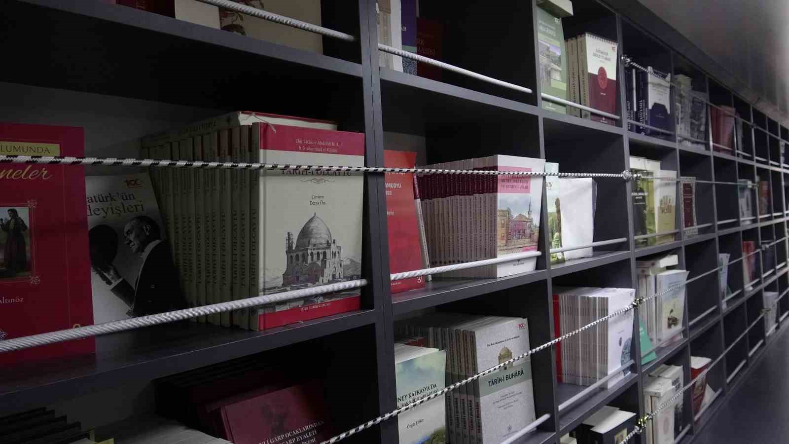 Mobil kitap mağazasına vatandaşlardan yoğun ilgi
