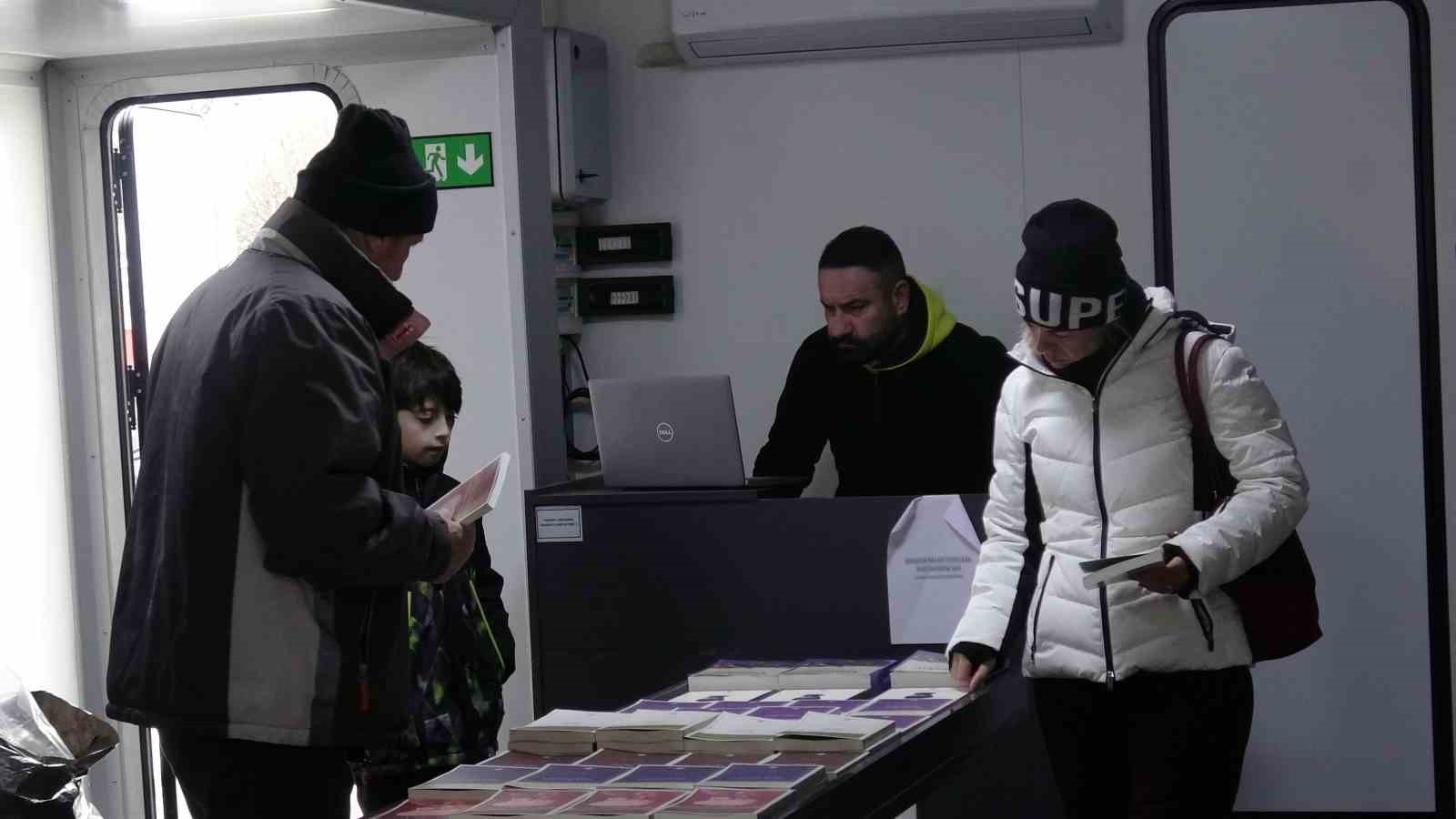 Mobil kitap mağazasına vatandaşlardan yoğun ilgi
