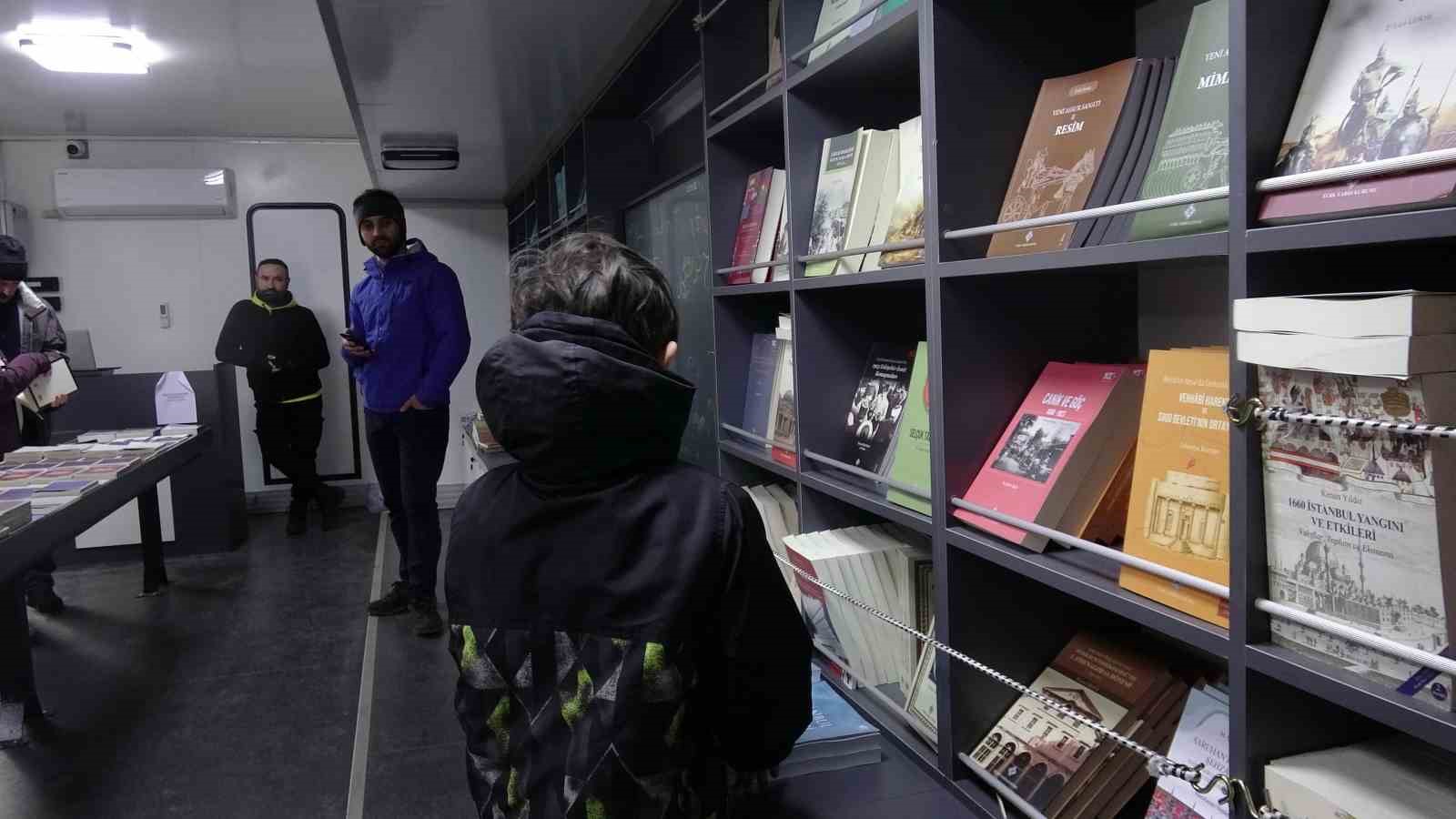 Mobil kitap mağazasına vatandaşlardan yoğun ilgi
