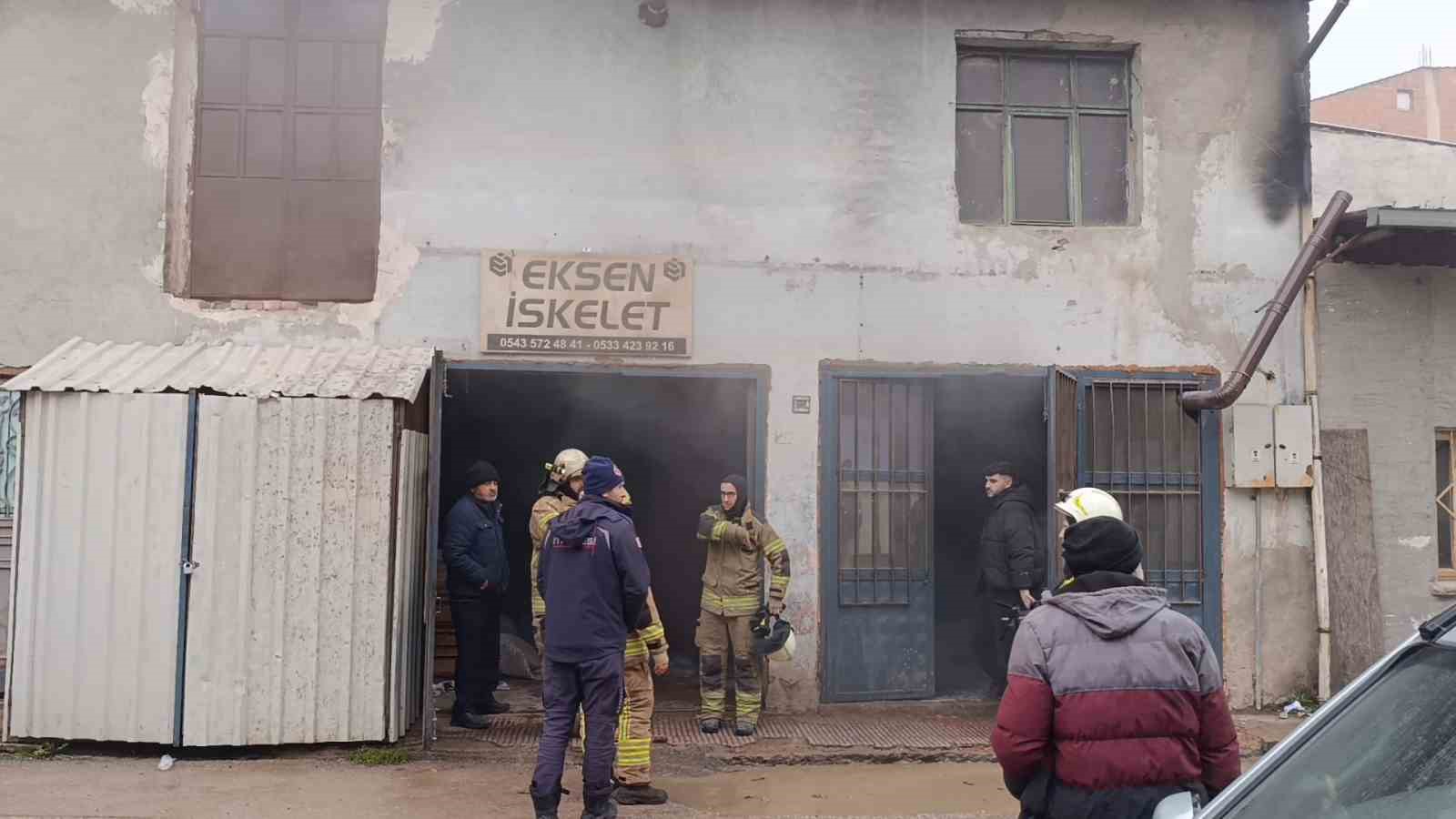 Mobilya imalathanesinde yangın
