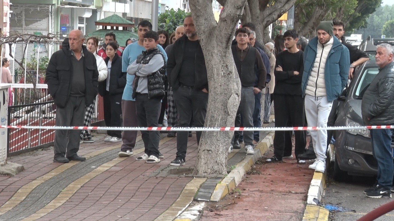 Mobilya imalathanesindeki yangında 3 kişi dumandan etkilendi
