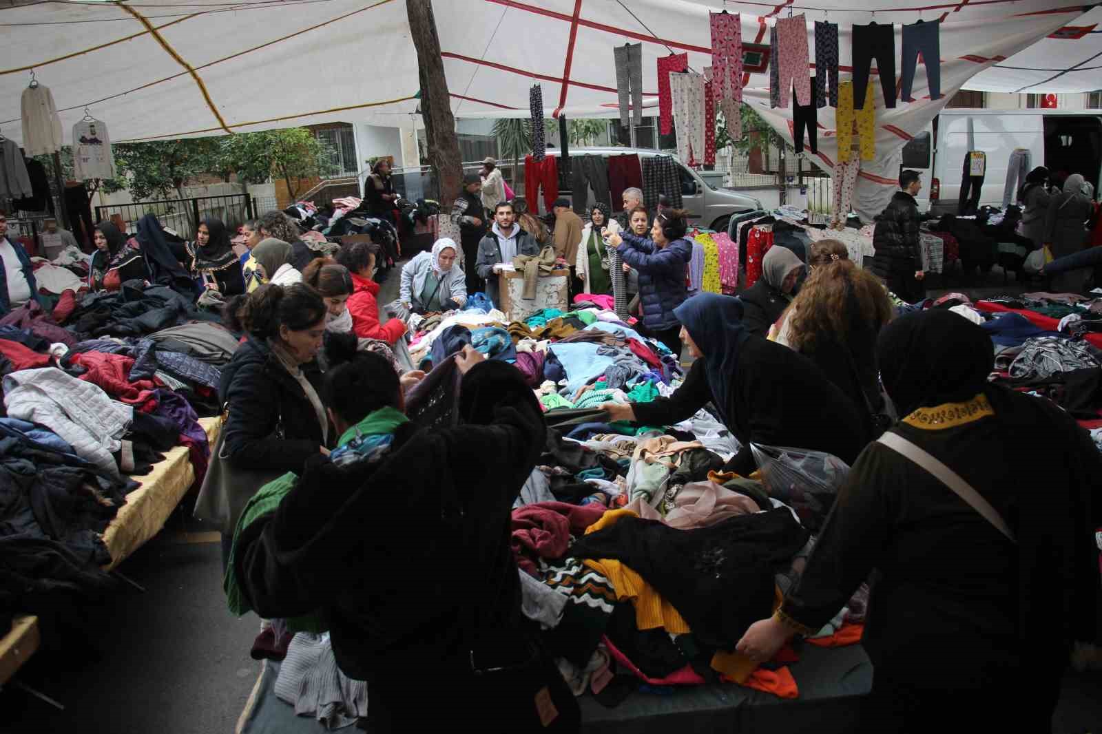 Modayı uygun fiyata takip etmek isteyenler bu pazarda buluşuyor
