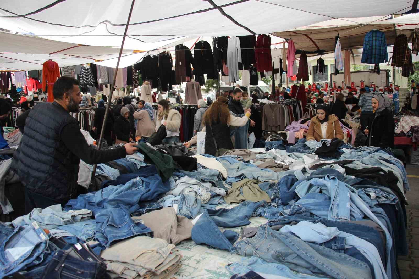 Modayı uygun fiyata takip etmek isteyenler bu pazarda buluşuyor
