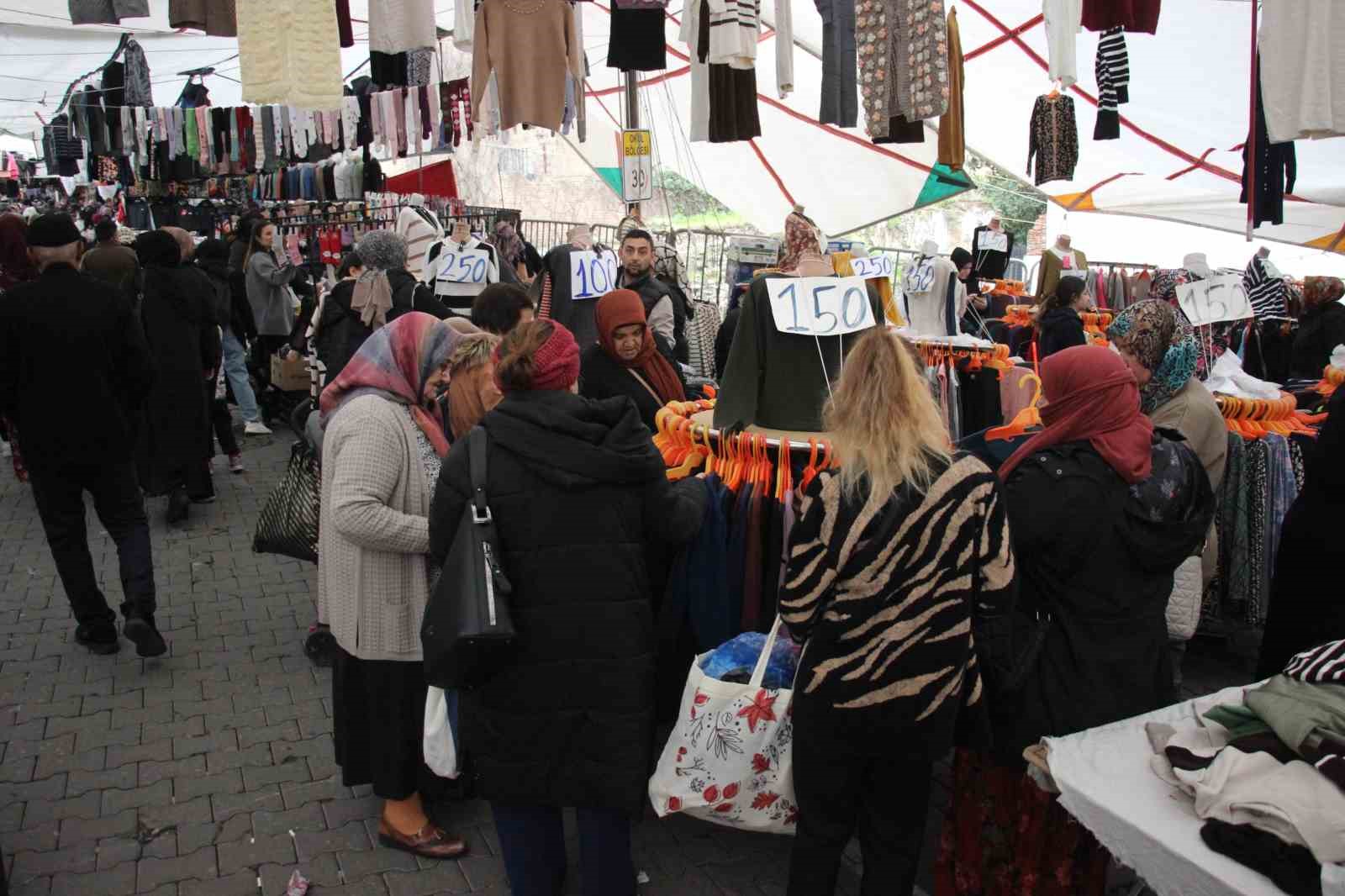 Modayı uygun fiyata takip etmek isteyenler bu pazarda buluşuyor
