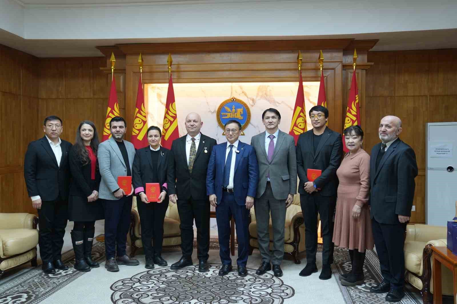 Moğolistan’daki ilk çocuk kemik iliği naklini Türk ve Moğol hekim ekipleri birlikte gerçekleştirdi
