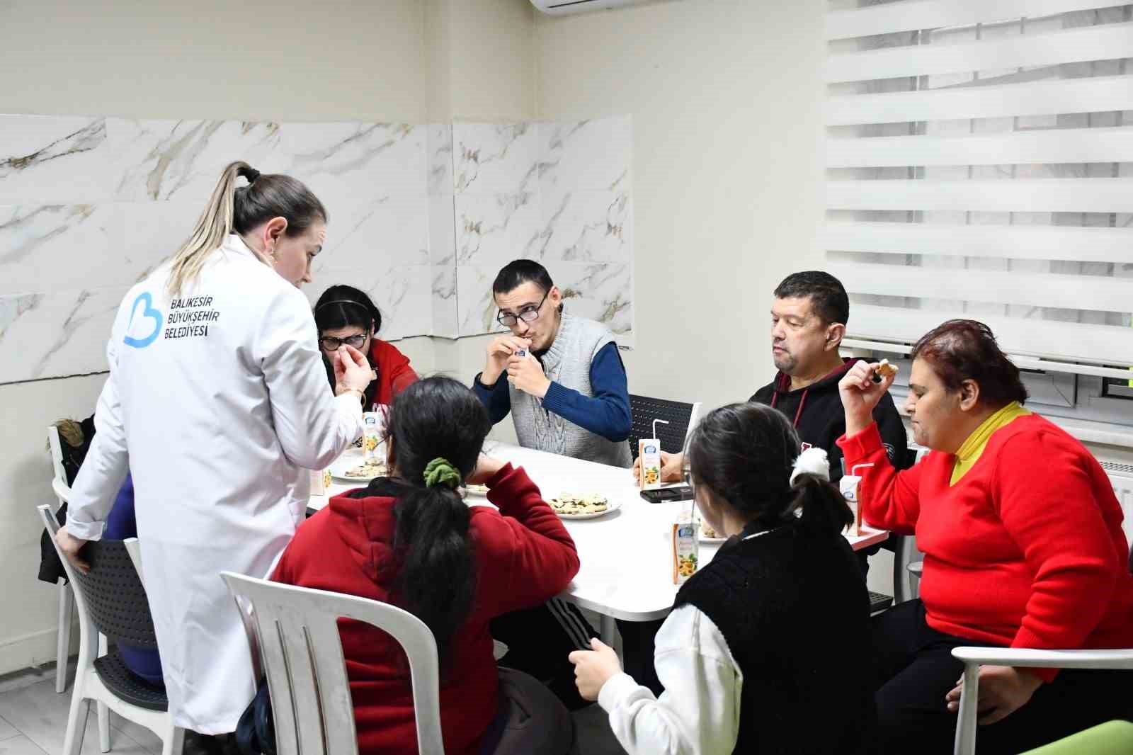 Mola Evi’nde, özel öğrenciler birlikte börek ve kurabiye yaptı
Mola Evi’nde, özel öğrenciler birlikte börek ve kurabiye yaptı