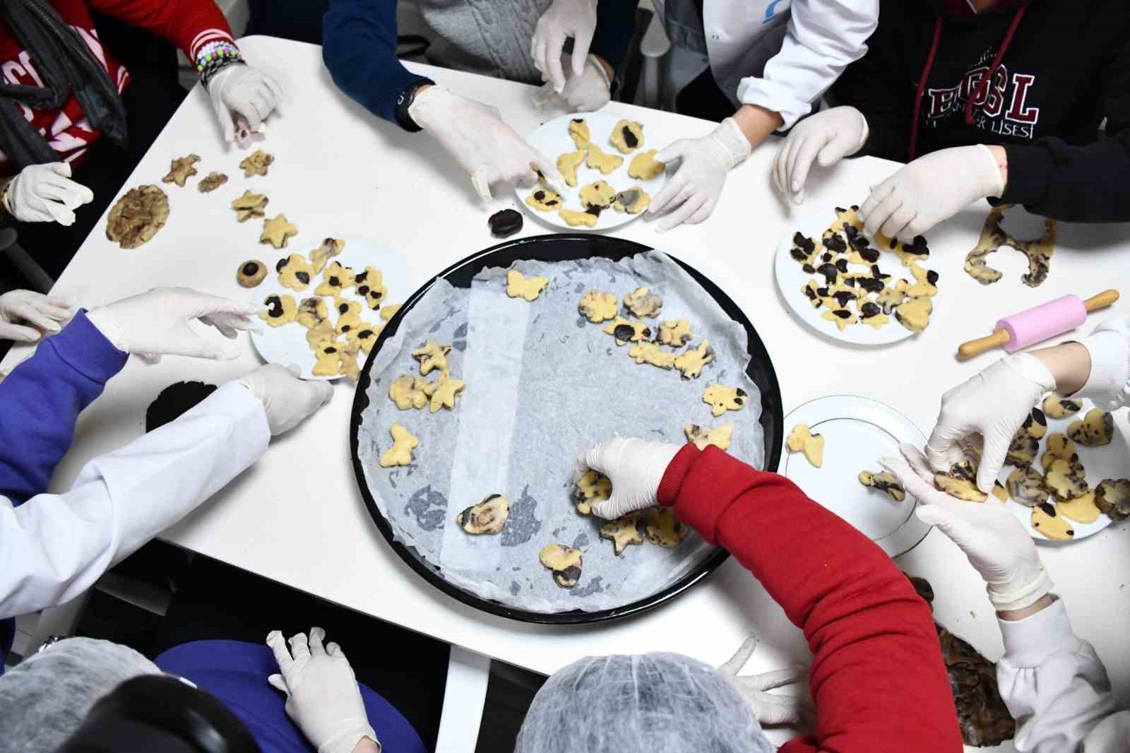 Mola Evi’nde, özel öğrenciler birlikte börek ve kurabiye yaptı
Mola Evi’nde, özel öğrenciler birlikte börek ve kurabiye yaptı