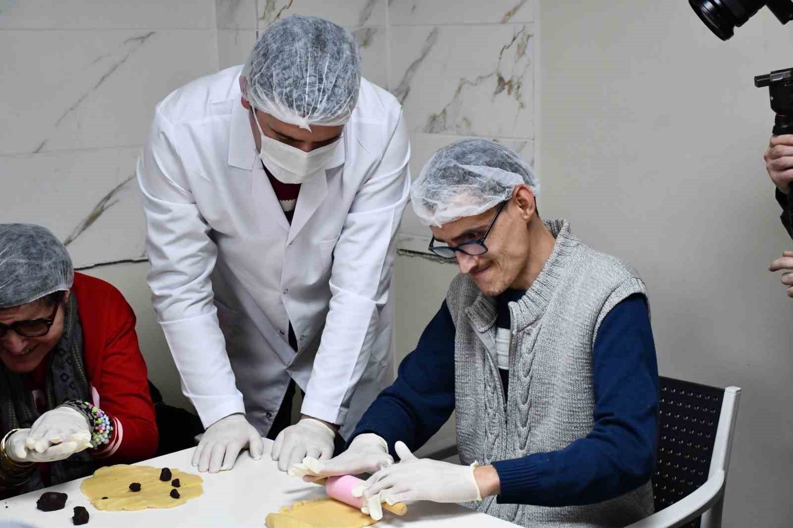 Mola Evi’nde, özel öğrenciler birlikte börek ve kurabiye yaptı
Mola Evi’nde, özel öğrenciler birlikte börek ve kurabiye yaptı