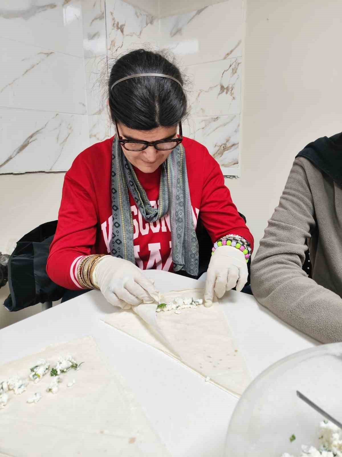 Mola Evi’nde, özel öğrenciler birlikte börek ve kurabiye yaptı
Mola Evi’nde, özel öğrenciler birlikte börek ve kurabiye yaptı