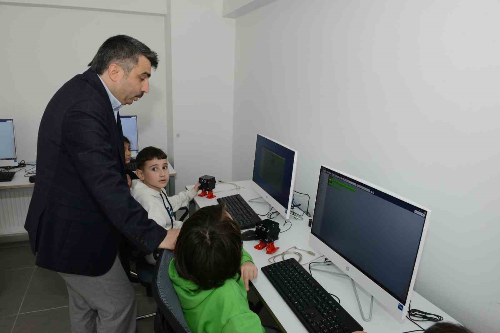 Molla Yegan Çocuk Üniversitesi’ne yoğun ilgi
Molla Yegan Çocuk Üniversitesi’ne yoğun ilgi