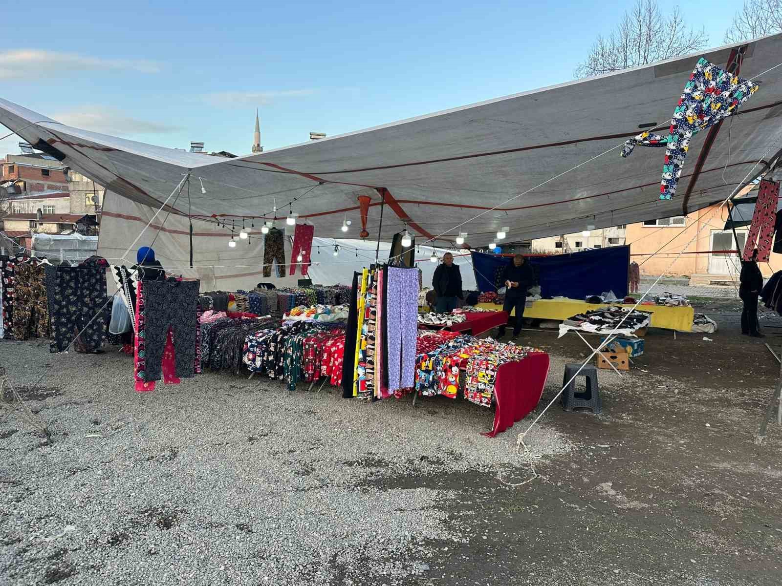 Mollabey’de ucuzluk pazarı yoğun ilgi görüyor
