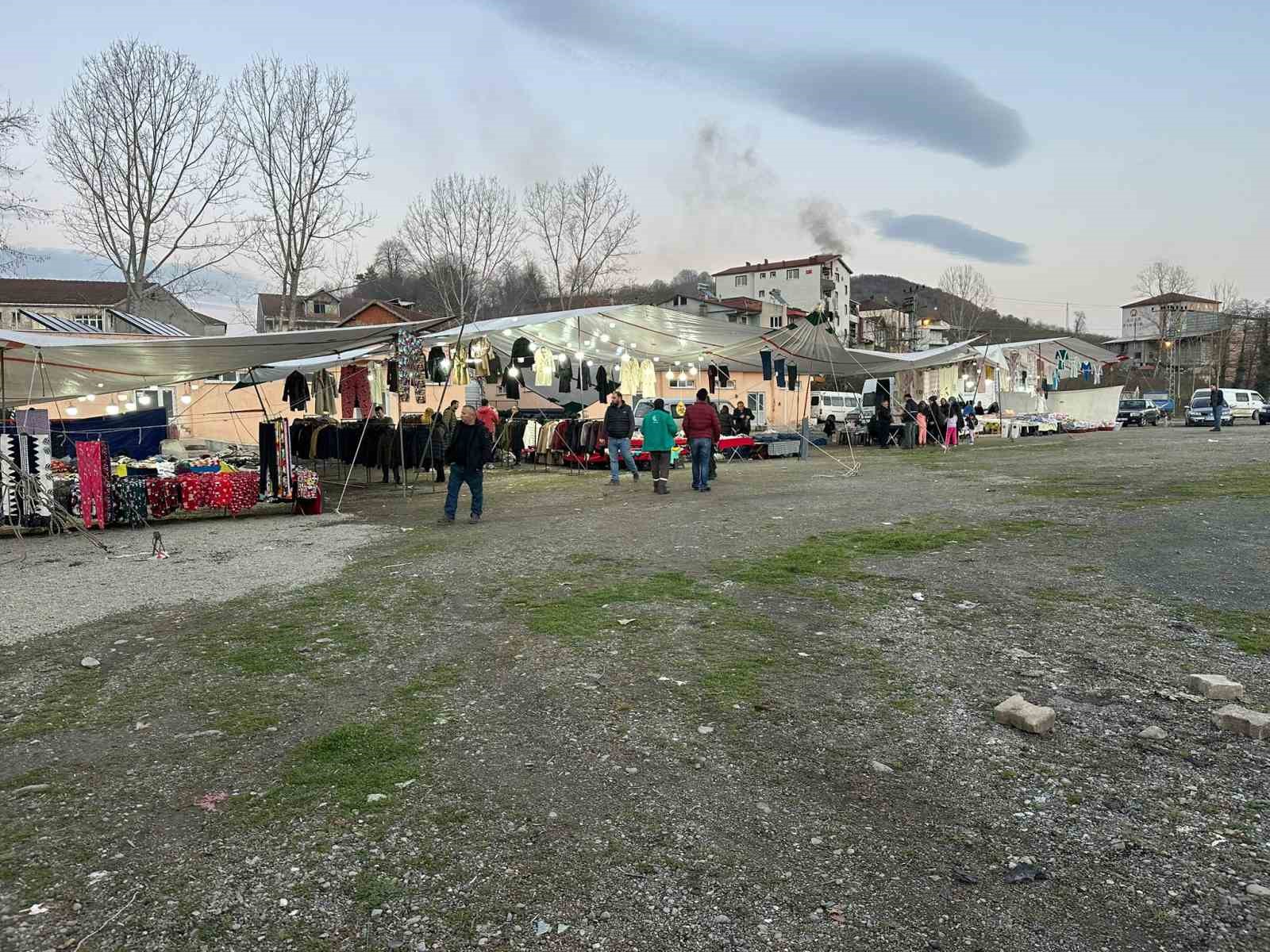 Mollabey’de ucuzluk pazarı yoğun ilgi görüyor
