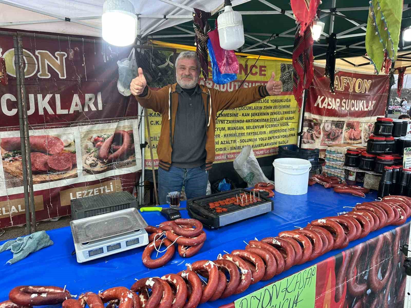 Mollabey’de ucuzluk pazarı yoğun ilgi görüyor
