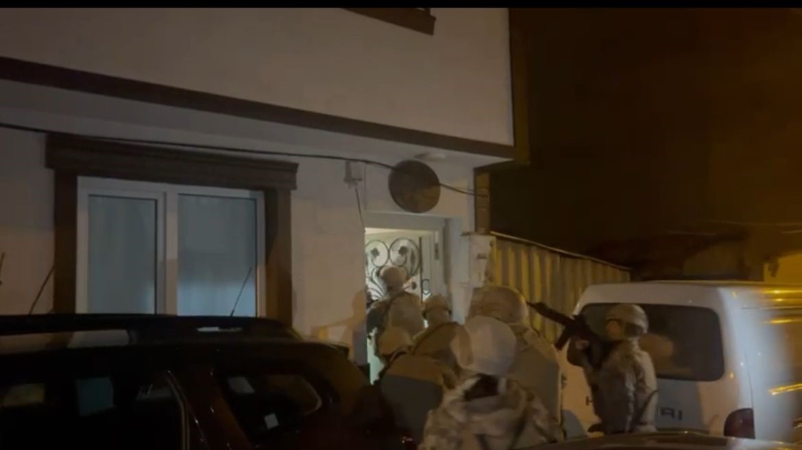 Molotoflu saldırı kamerada, suç örgütü özel harekât baskınıyla yakalandılar
