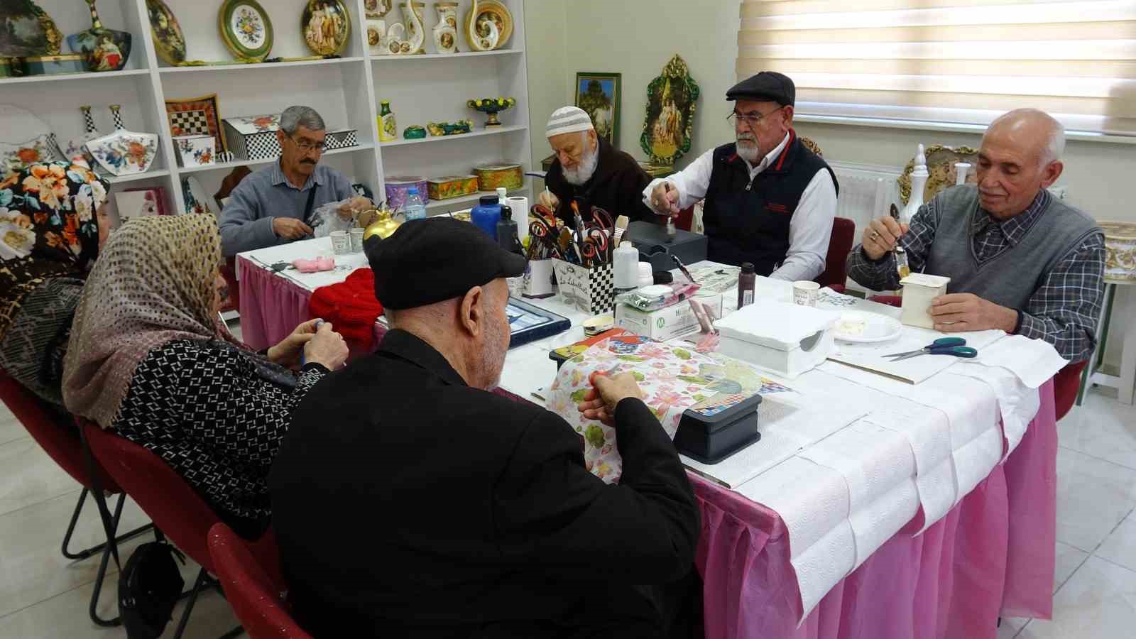 Moral Evi’nin renkli kişiliği çevresine neşe saçıyor
