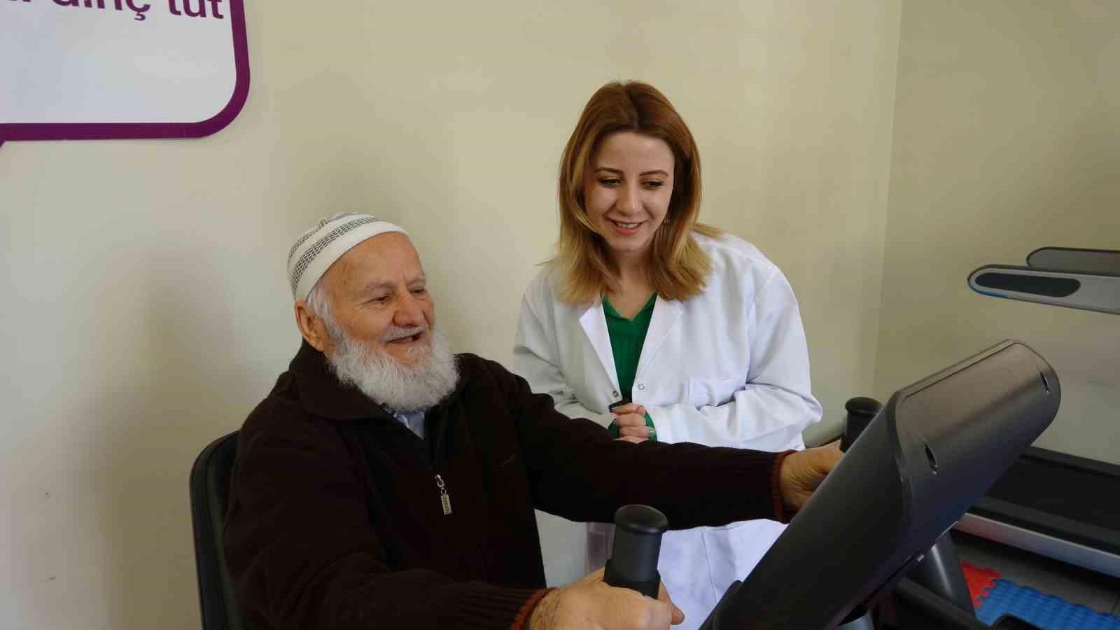 Moral Evi’nin renkli kişiliği çevresine neşe saçıyor
