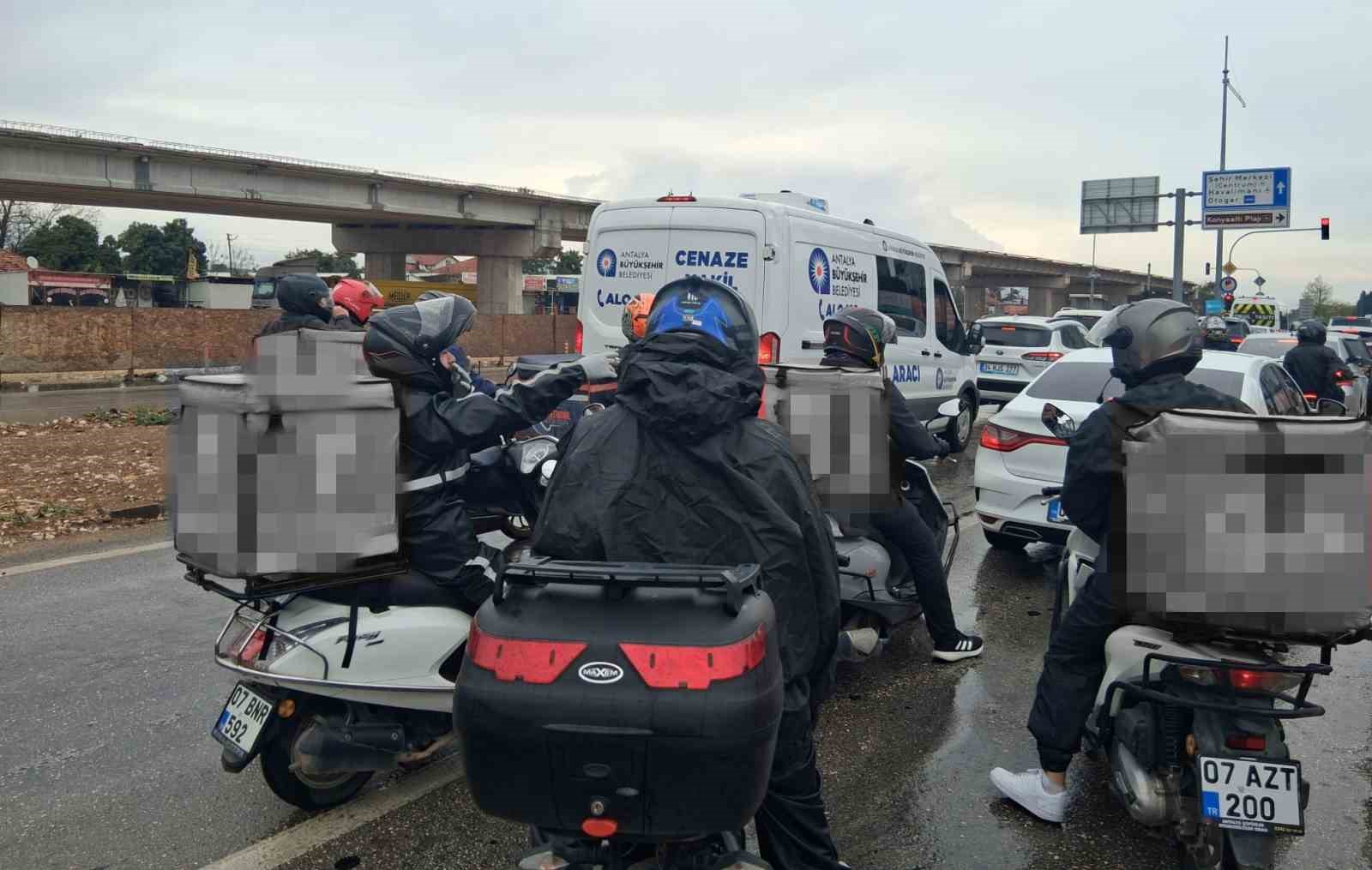 Motokurye feci kazada hayatını kaybetti, son yolculuğuna meslektaşları konvoyla uğurladı
