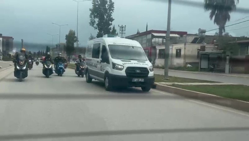 Motokurye feci kazada hayatını kaybetti, son yolculuğuna meslektaşları konvoyla uğurladı
