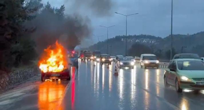 Motor arızası veren otomobil alev alev yandı
