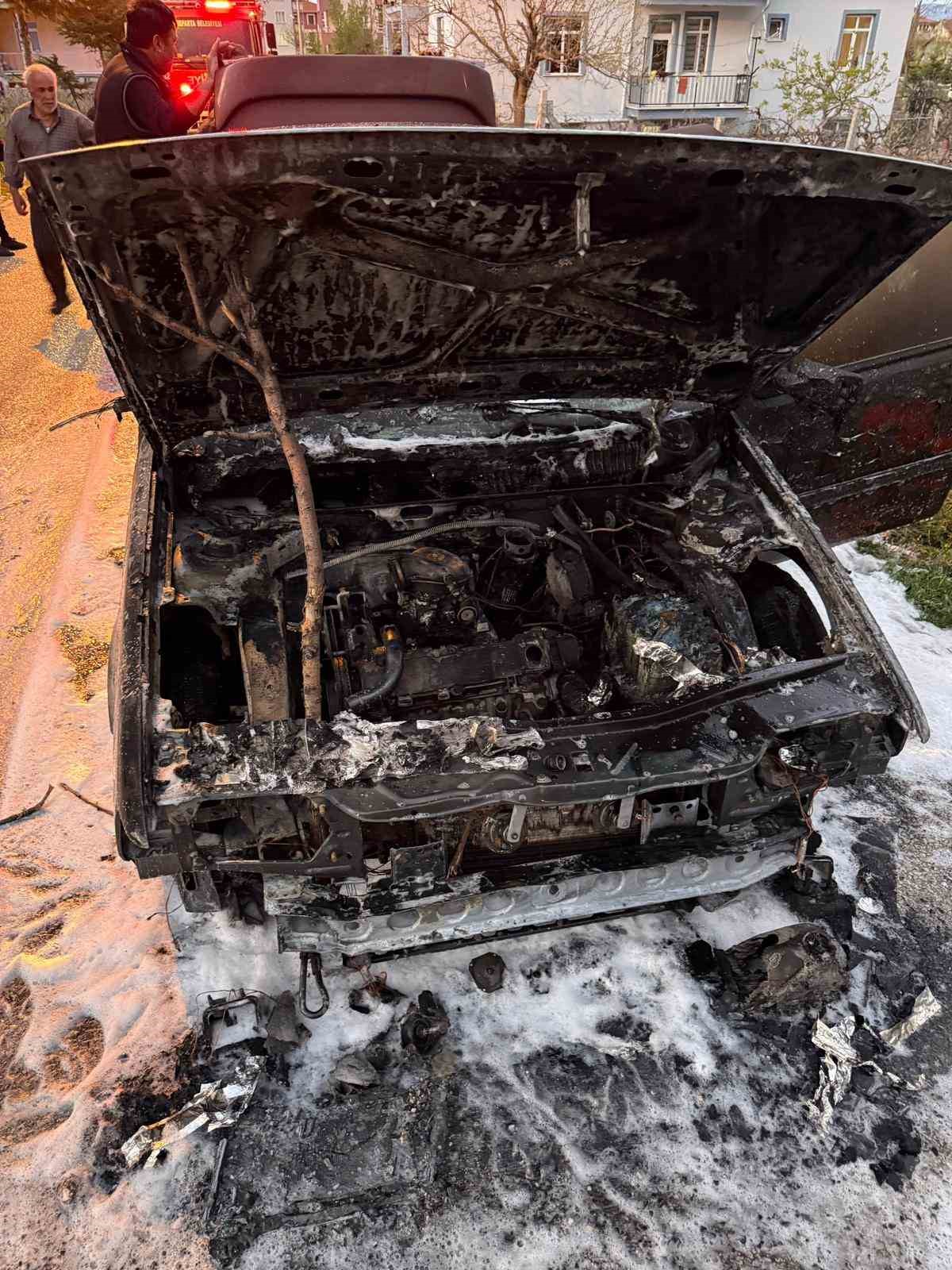 Motor kısmında çıkan yangın otomobili küle çevirdi
