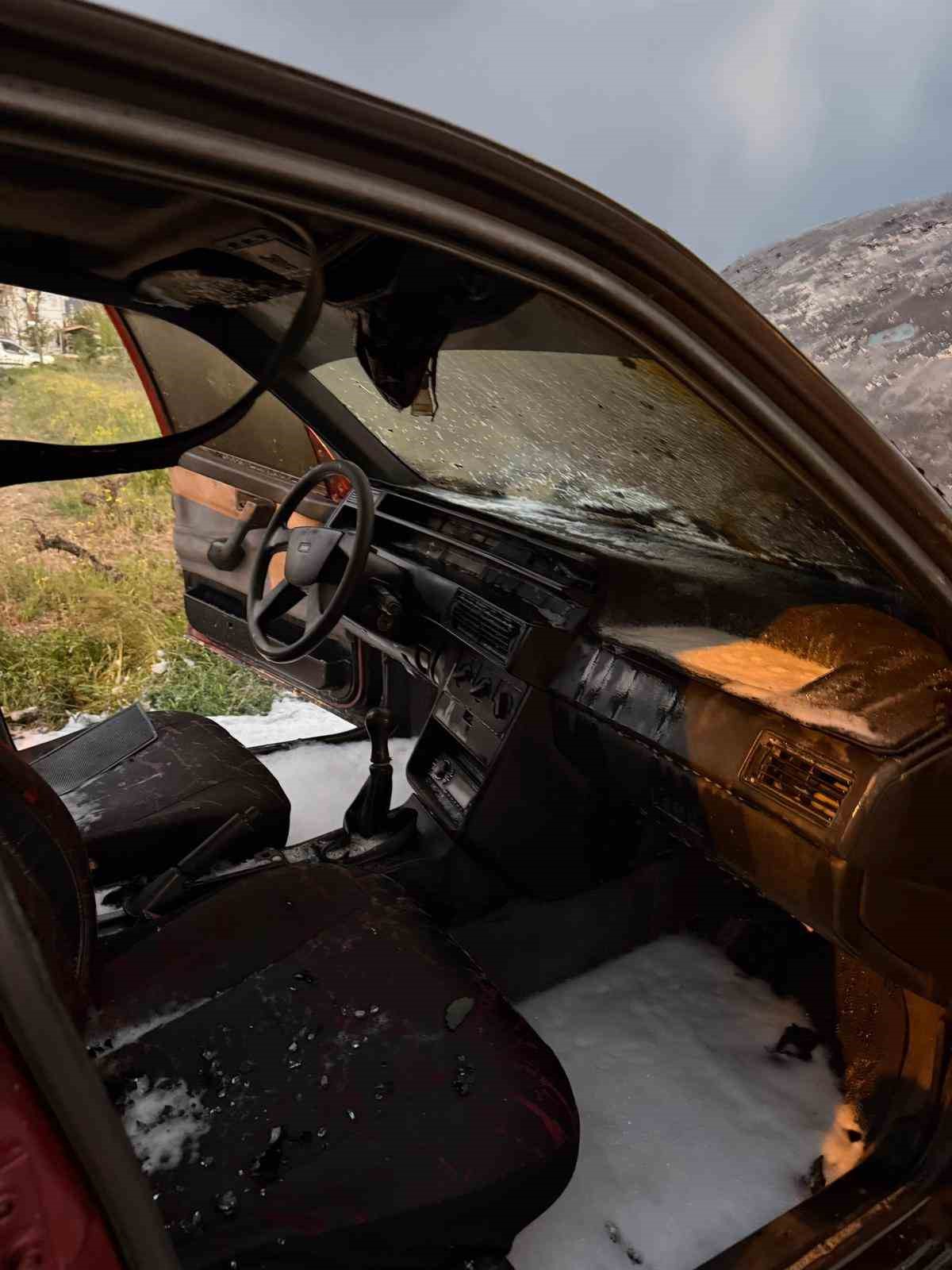 Motor kısmında çıkan yangın otomobili küle çevirdi
