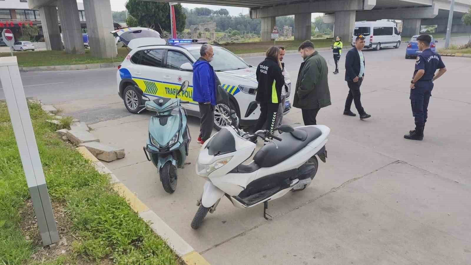 Motorlu bisiklet, motosiklete arkadan çarptı: 2 sürücü yaralandı
