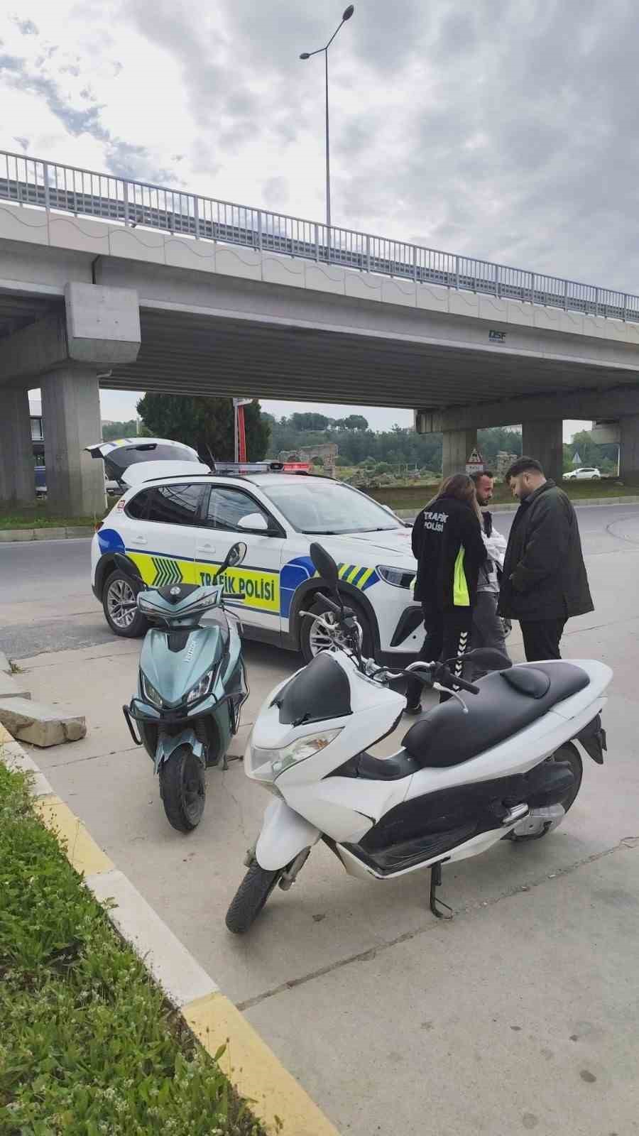 Motorlu bisiklet, motosiklete arkadan çarptı: 2 sürücü yaralandı
