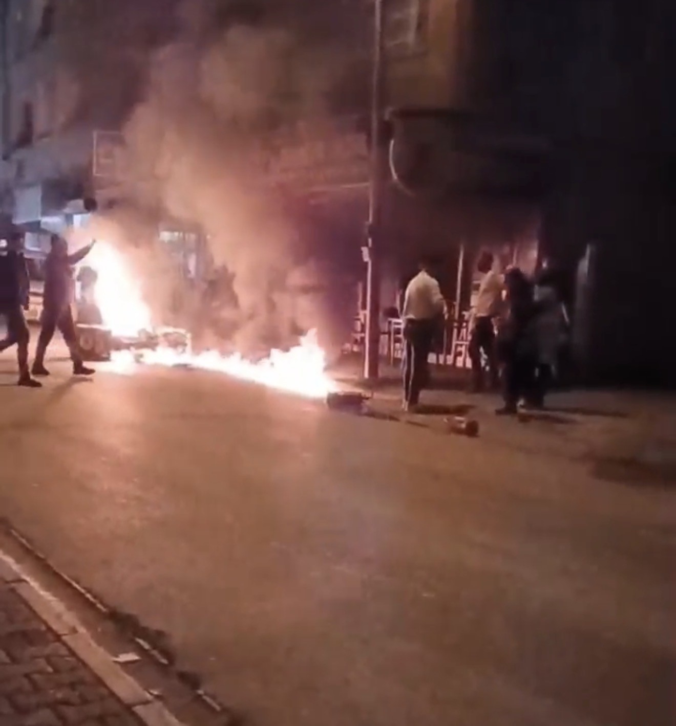 Motosiklet alev alev yandı
