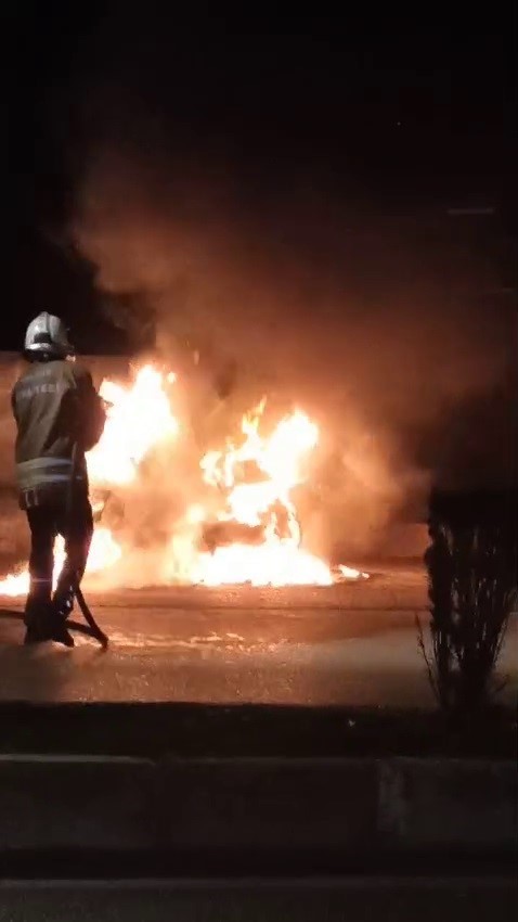 Motosiklet alevlere teslim oldu
