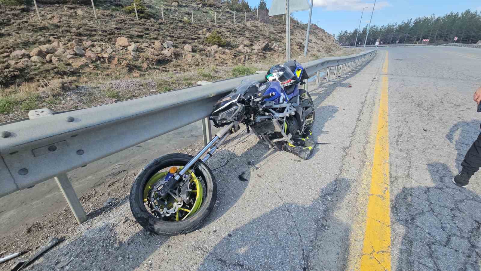 Motosiklet bariyere çarptı: 1 yaralı
