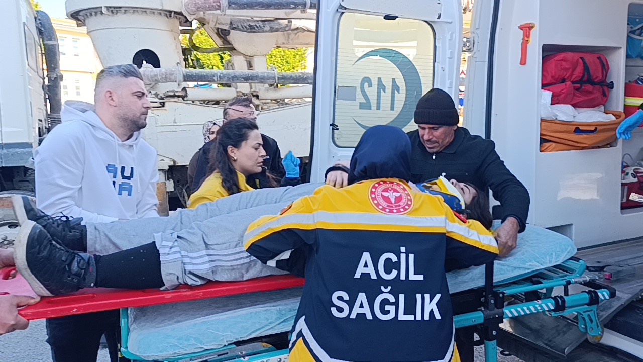 Motosiklet beton kamyonuna çarptı: 1 yaralı
