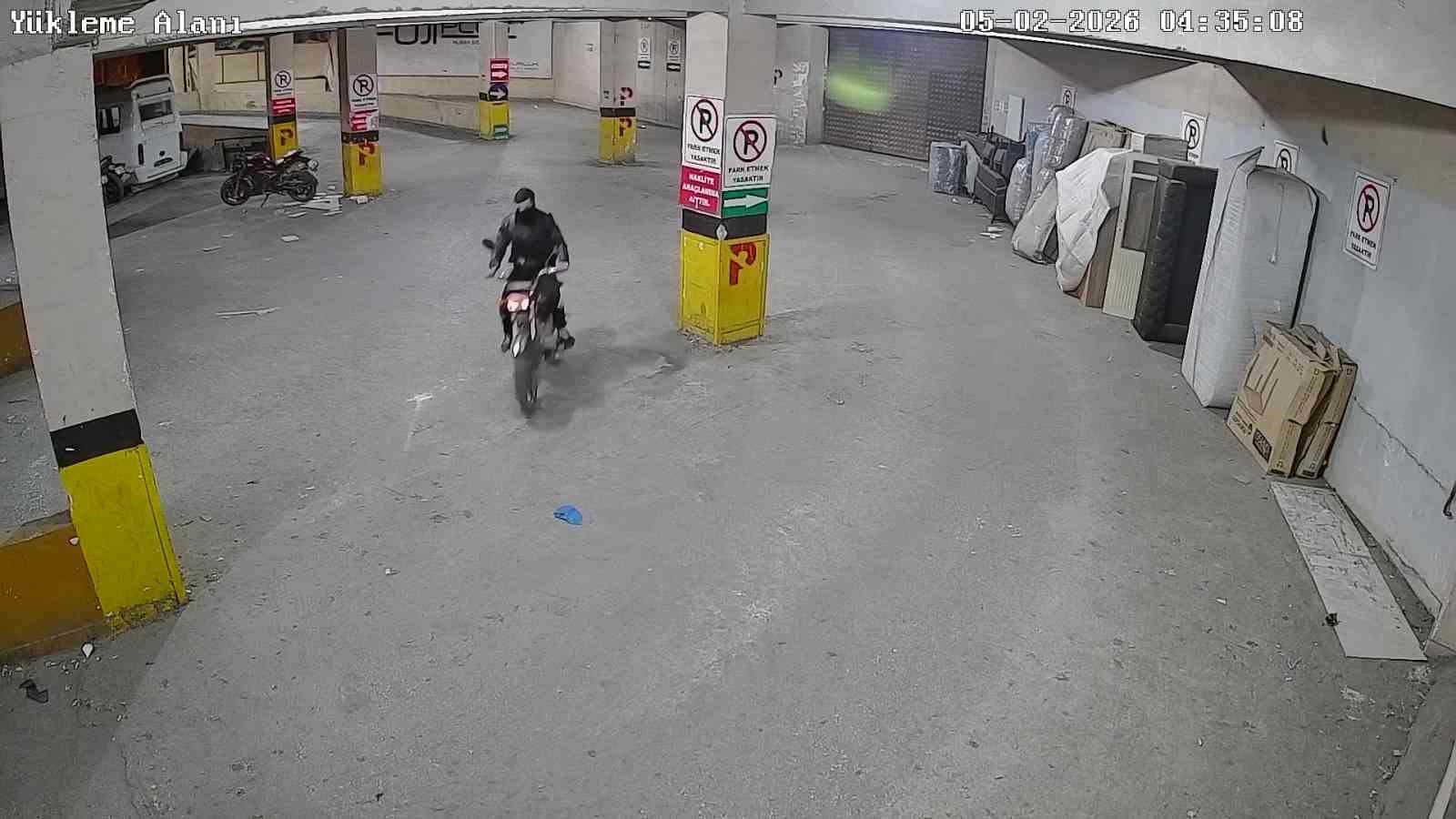 Motosiklet çaldılar, gezerken yakalandılar
