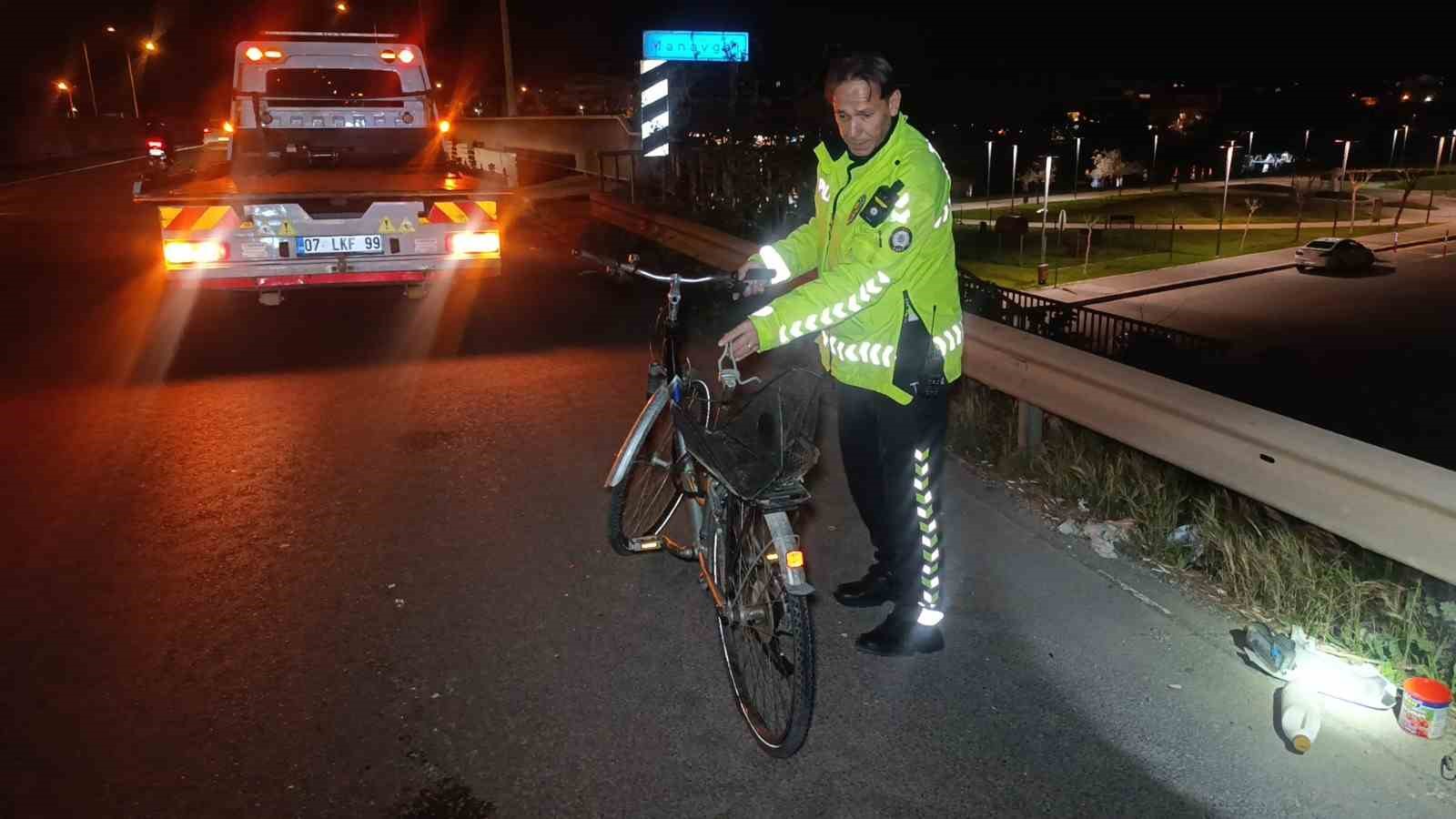 Motosiklet ile bisiklet çarpıştı: 2 ağır yaralı
