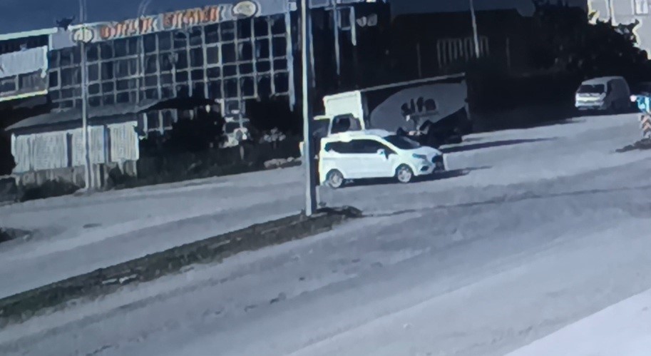 Motosiklet ile hafif ticari araç çarpıştı: 1 yaralı
