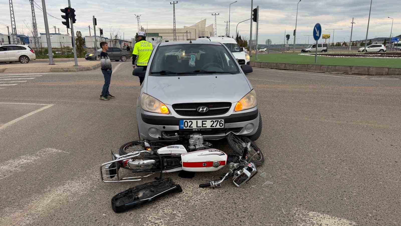 Motosiklet ile otomobil çarpıştı: 1 yaralı
