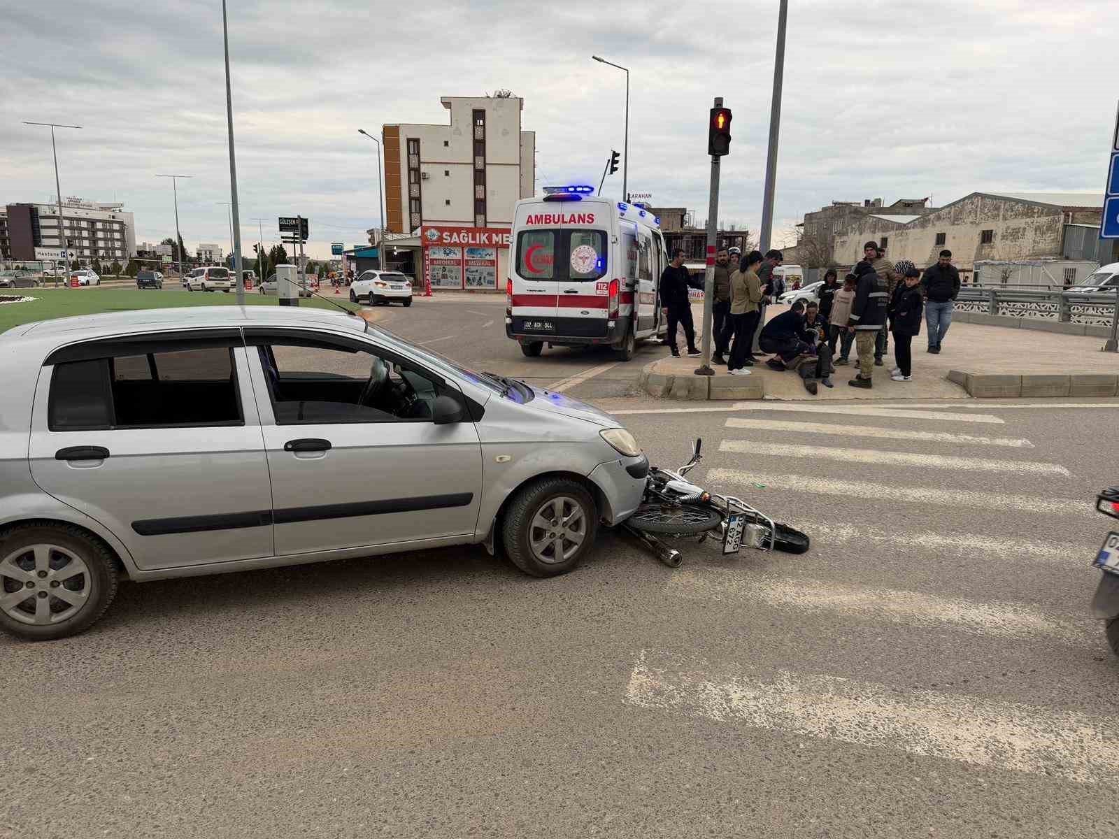 Motosiklet ile otomobil çarpıştı: 1 yaralı
