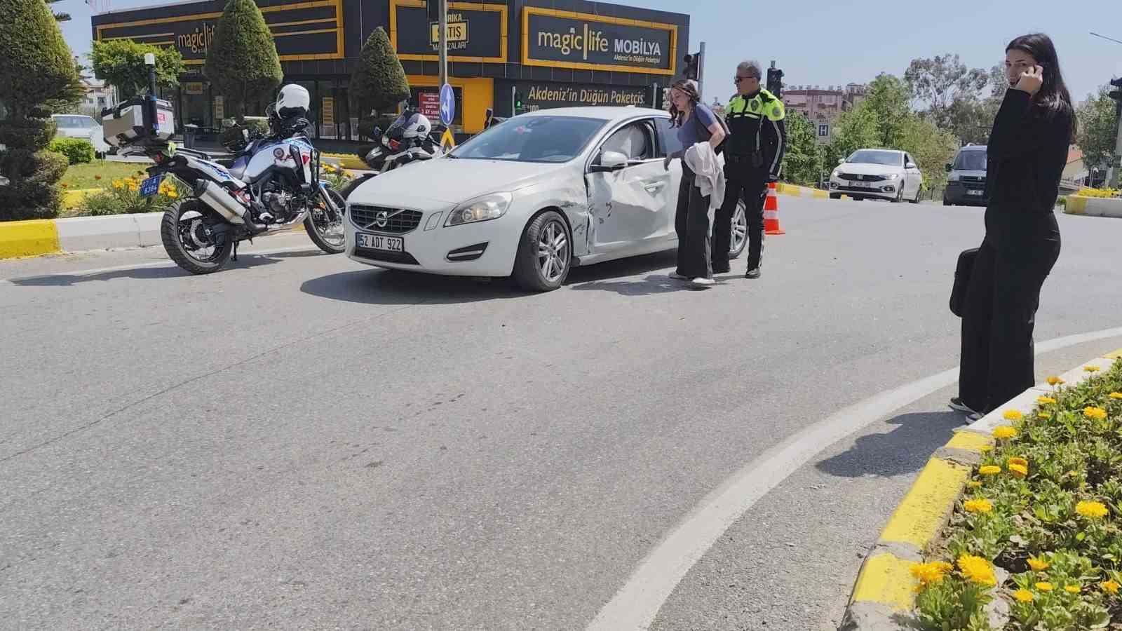 Motosiklet ile otomobil çarpıştı, 2 genç yaralandı
