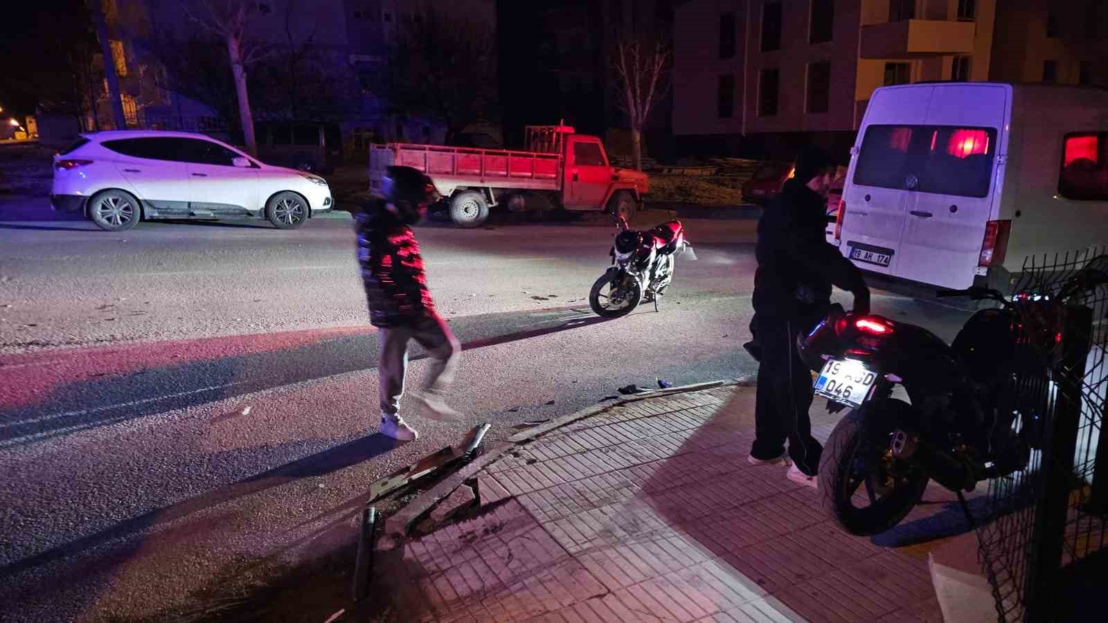Motosiklet ile otomobil çarpıştı: 2 yaralı
