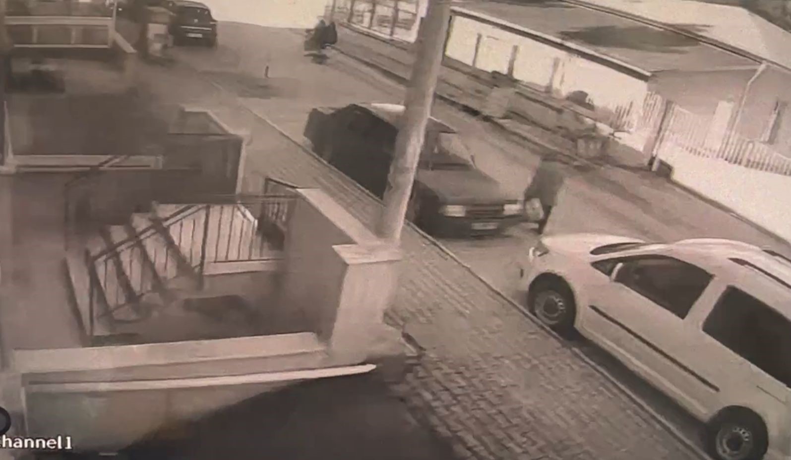 Motosiklet kavşağa kontrolsüz girerek otomobile çarptı: 1’i ağır 2 yaralı
