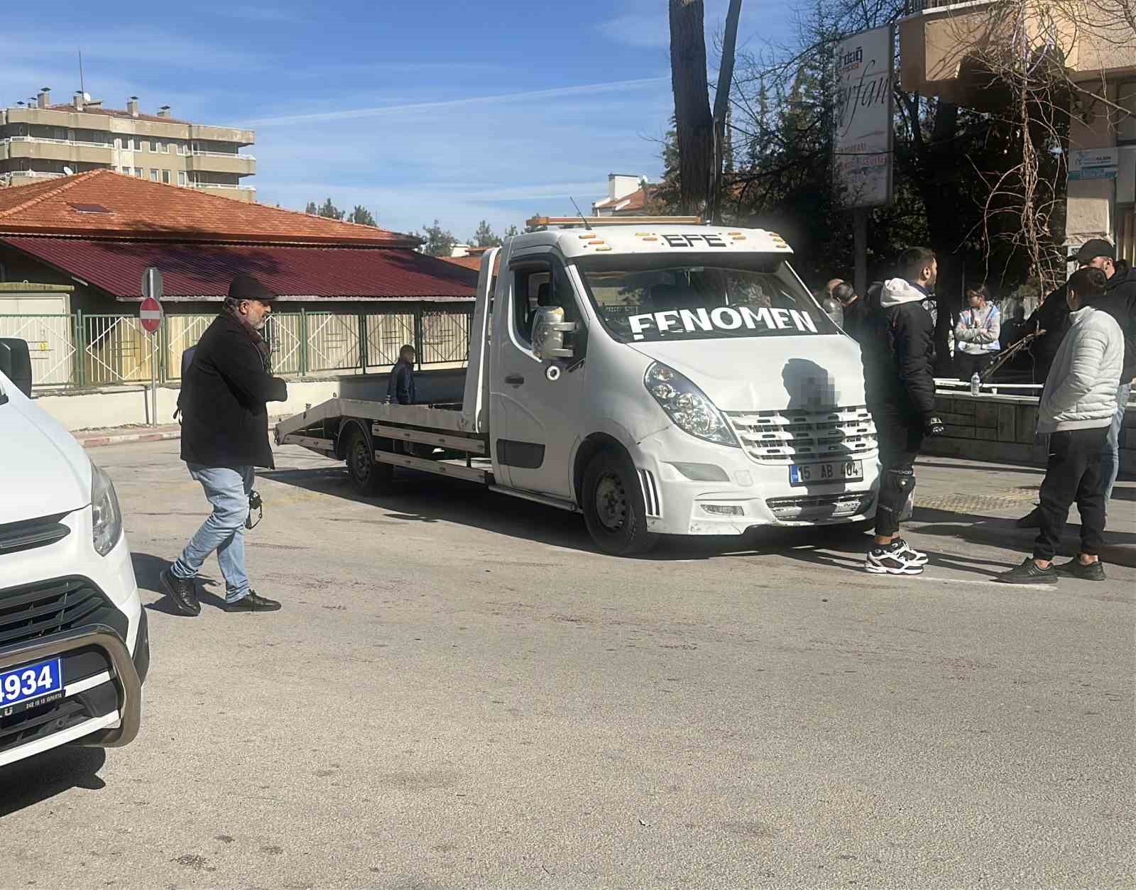 Motosiklet kavşağa kontrolsüz girerek otomobile çarptı: 1’i ağır 2 yaralı
