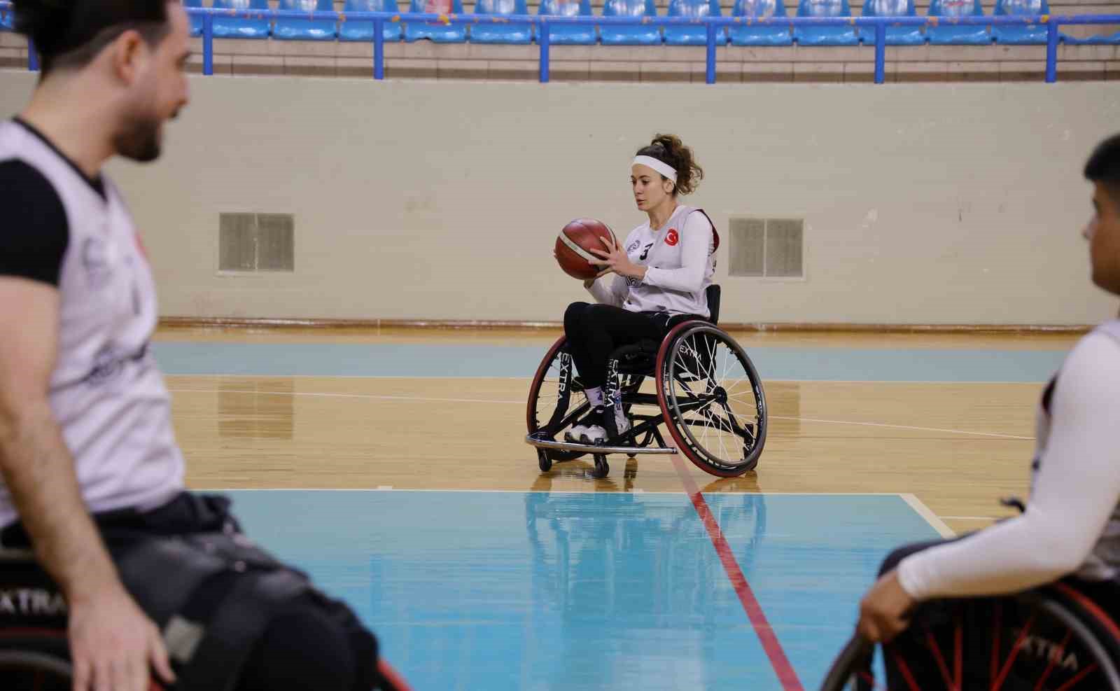 Motosiklet kazasında engelli kalan genç kız, hayata basketbolla tutundu
